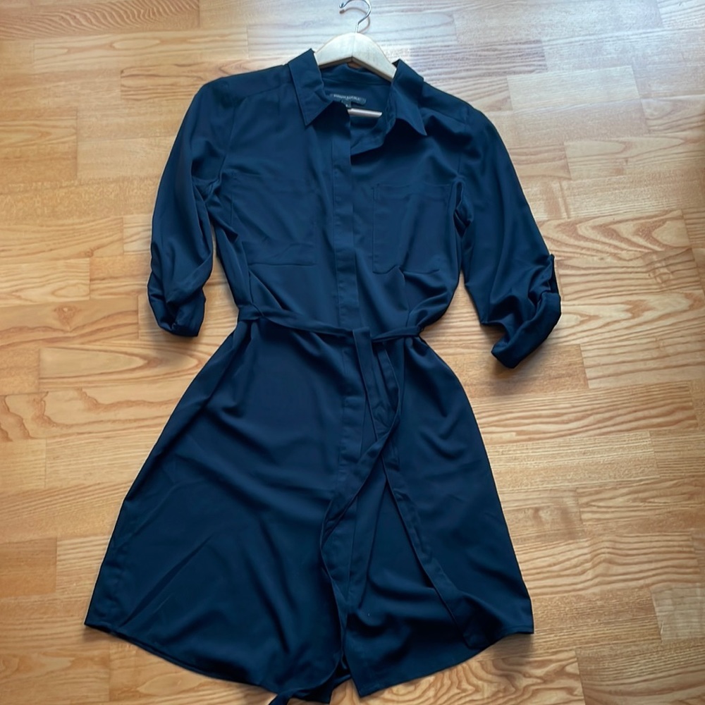 Banana Republic shirt dress. Polyester and tie belt waist. Size 8 navy blue